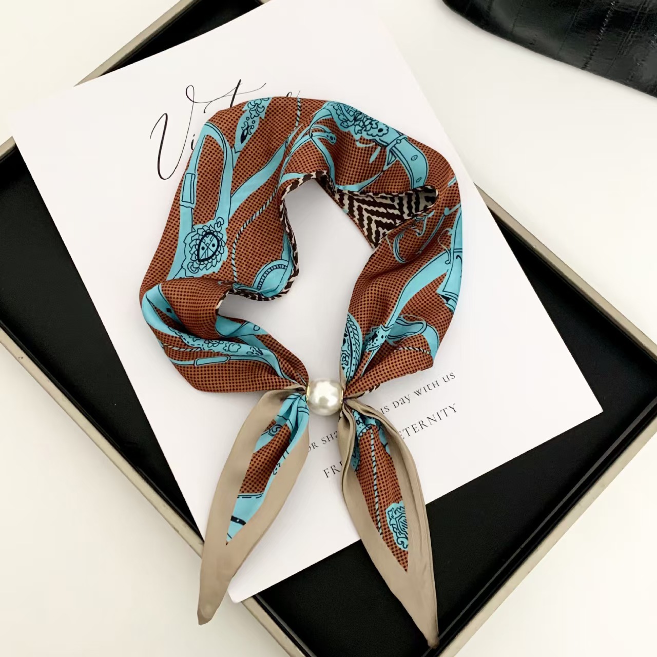 Syal Magnetik Mutiara Elegan G - Silk Scarf Square ulasan dan harga